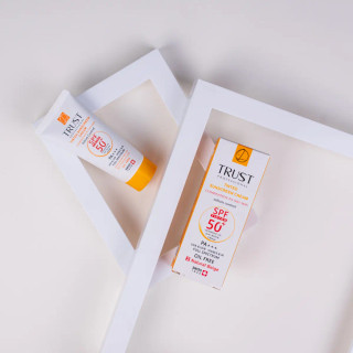 کرم ضد آفتاب رنگی وکنترل چربی تراست پروفشنال باspf50،مناسب پوست چرب تا مختلط ،شماره۱بژ روشن حجم ۴۰میل ۲۰۲۴
